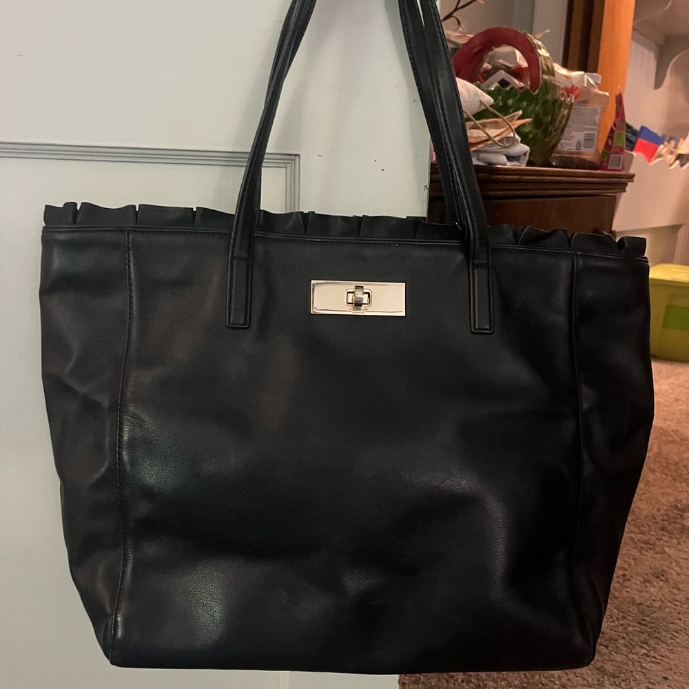 Spacious Kate Spade Black Tote Bag with Structured Design